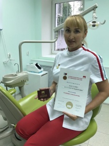 Вручение медали "Отличник стоматологии" Вручение медали "Отличник стоматологии"